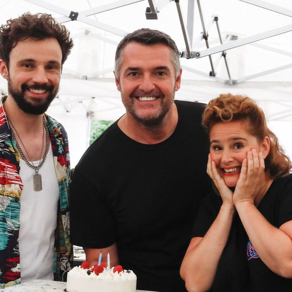 Tom Villa et Arnaud Ducret souhaitent un bon anniversaire à Elodie Poux pour ses 42 ans - Backstage - Tournage de l'émission "Panique au 31", scénarisée par A.Ducret et T.Villa, réalisée par G.Leforestier, diffusée le 30 décembre 2024 sur TF1.
© Christophe Clovis / Bestimage