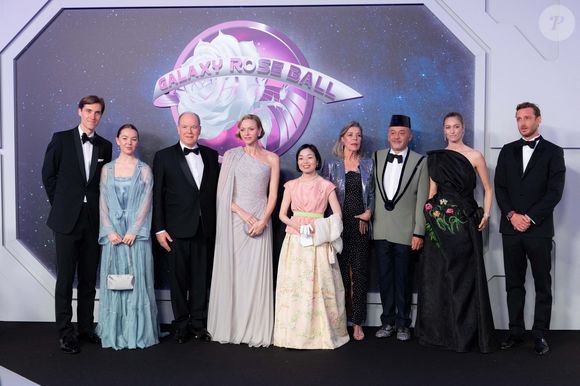Christian Louboutin a signé une scénographie immersive "très immersive et pleine de surprises". 

Ben-Sylvester Strautmann, S.A.R. Princesse Alexandra de Hanovre, TT.SS.HH. Le prince Albert II (Le prince Albert II de Monaco) et la princesse Charlène de Monaco (La princesse Charlène de Monaco), S.I.H. Princesse Akiko (La princesse Akiko de Mikasa du Japon), Christian Louboutin, S.R.H. La princesse Caroline de Hanovre, Béatrice et Pierre Casiraghi assistent à la 70e édition du Bal de la Rose au Sporting Club de Monte-Carlo à Monaco, le 21 mars 2026. © Olivier Huitel/Pool Monaco/Bestimage