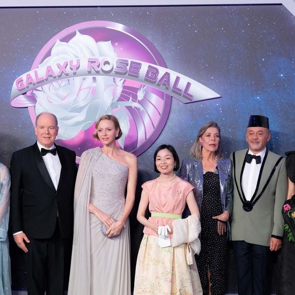 Christian Louboutin a signé une scénographie immersive "très immersive et pleine de surprises". 

Ben-Sylvester Strautmann, S.A.R. Princesse Alexandra de Hanovre, TT.SS.HH. Le prince Albert II (Le prince Albert II de Monaco) et la princesse Charlène de Monaco (La princesse Charlène de Monaco), S.I.H. Princesse Akiko (La princesse Akiko de Mikasa du Japon), Christian Louboutin, S.R.H. La princesse Caroline de Hanovre, Béatrice et Pierre Casiraghi assistent à la 70e édition du Bal de la Rose au Sporting Club de Monte-Carlo à Monaco, le 21 mars 2026. © Olivier Huitel/Pool Monaco/Bestimage