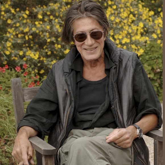 En France, Jacques Dutronc chez lui à Monticello en Corse avec ses chats. le 9 mai 2005.  
©GONGORA Marie-Anne via Bestimage