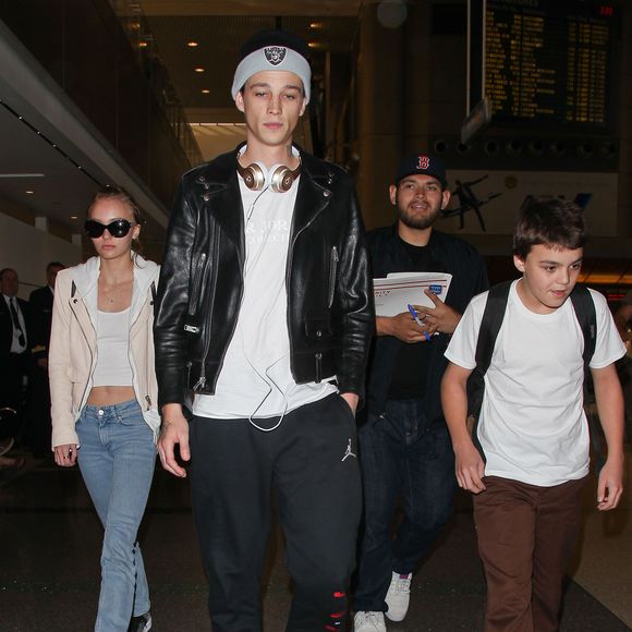 Et eu deux enfants : Lily-Rose et Jack

Vanessa Paradis arrive avec ses enfants Lily-Rose Depp et Jack Depp à l’aéroport de LAX à Los Angeles. Lily-Rose Depp est accompagnée de son petit ami Ash Stymest.  Le 21 mars 2016