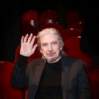 Serge Lama retiré de la vie publique, il évoque la raison pour laquelle il ne fait plus de scène depuis plusieurs années : "Je ne peux plus..."