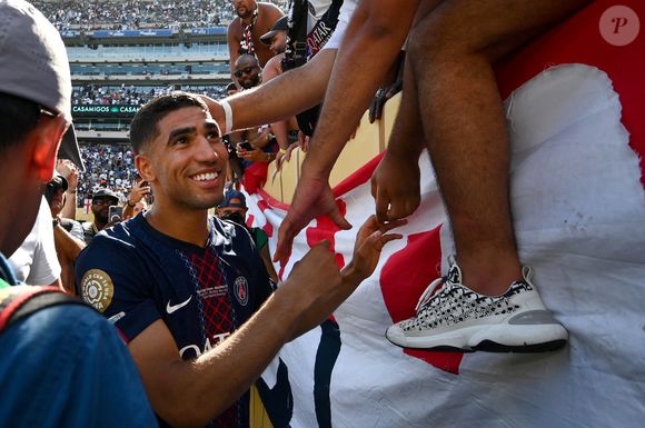 Achraf Hakimi (2) du Paris Saint-Germain salue les fans après le match de demi-finale de la Coupe du Monde des Clubs de la FIFA 2025 entre le Paris Saint-Germain (PSG) de France et le Real Madrid C.F. d'Espagne au MetLife Stadium, East Rutherford, NJ, 9 juillet 2025. Photo by Anthony Behar/SPUS/ABACAPRESS.COM