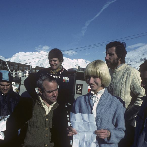 Qui a dit que la retraite était obligatoire ?

Archives - En France, à la station des 2 Alpes, Danièle Gilbert et le réalisateur Jacques Pierre et l'équipe de l'émission. © Alain Canu via Bestimage