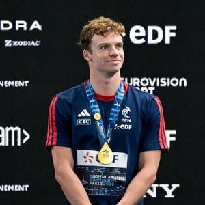Léon Marchand célèbre sa médaille d'or après la finale du 400 m nage libre lors des Championnats d'Europe de natation, à Saint-Denis le 16 août 2026.
© Zuma Press/Bestimage