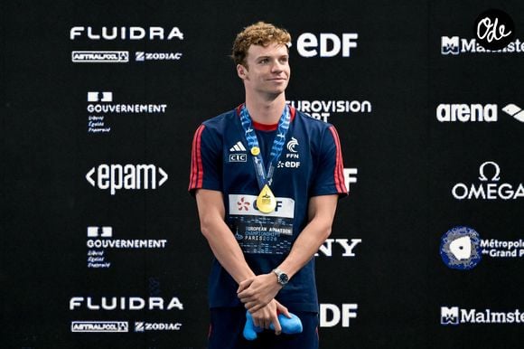 Léon Marchand célèbre sa médaille d'or après la finale du 400 m nage libre lors des Championnats d'Europe de natation, à Saint-Denis le 16 août 2026.

© Zuma Press/Bestimage
