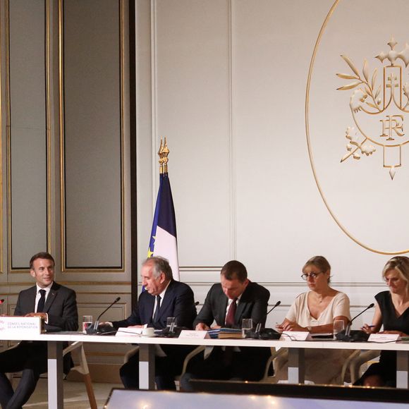 Le président français Emmanuel Macron, la première ministre, Elisabeth Borne, Francois Bayrou,, le ministre de l'éducation, Gabriel Attal et Bruno Le Maire, ministre de l'Économie, des Finances et de la Souveraineté industrielle et numérique lors de la troisième session plénière du Conseil national de la refondation (CNR), au palais de l'Elysée, Paris, France, le 7 septembre 2023. © Stéphane Lemouton / Bestimage
