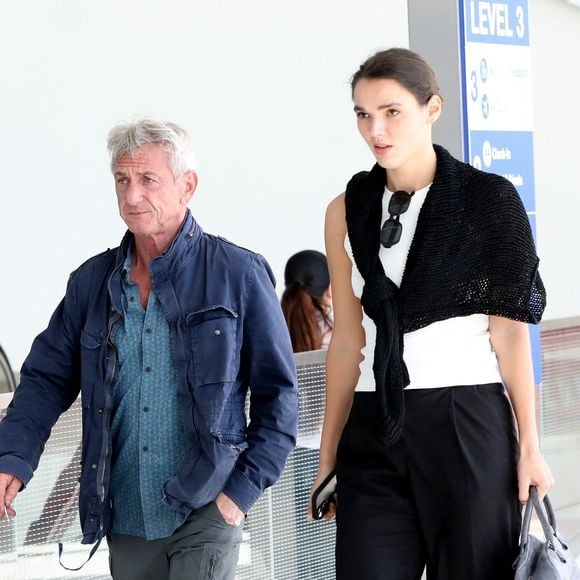 Voilà plusieurs mois qu'il semble filer le parfait amour avec le mannequin Valeria Nicov de 34 ans sa cadette. L'intéressée également comédienne serait rentrée dans sa vie cet été.

Los Angeles, CA - EXCLUSIF - Sean Penn est vu avec sa petite amie, Valeria Nicov, quelques semaines après que les deux aient été vus en train de s'embrasser à Madrid.