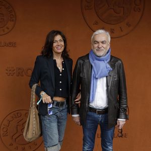 Pascal Praud et Catherine Bancarel y profitent de quelques jours de déconnexion avant de reprendre leurs activités professionnelles respectives.

Pascal Praud et sa femme Catherine lors des Internationaux de France de Tennis de Roland Garros 2025, à Paris, France, le 7 juin 2025. 

© Cyril Moreau / Bestimage