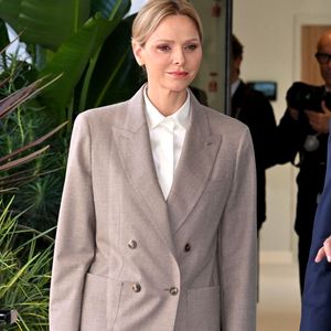 De couleur très claire, Charlene de Monaco a opté pour la sobriété et l'élégance. 

Le prince Albert II de Monaco et la princesse Charlene ont visité en compagnie de M. Thomas Bataglione, l'administrateur et directeur général de la SMEG, le nouveau siège social de la société, installé dans le quartier de Fontvieille à Monaco, le 15 octobre 2025. © Bruno Bebert / Bestimage