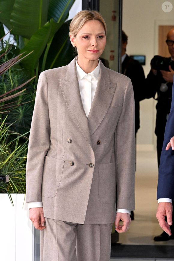 De couleur très claire, Charlene de Monaco a opté pour la sobriété et l'élégance. 

Le prince Albert II de Monaco et la princesse Charlene ont visité en compagnie de M. Thomas Bataglione, l'administrateur et directeur général de la SMEG, le nouveau siège social de la société, installé dans le quartier de Fontvieille à Monaco, le 15 octobre 2025. © Bruno Bebert / Bestimage
