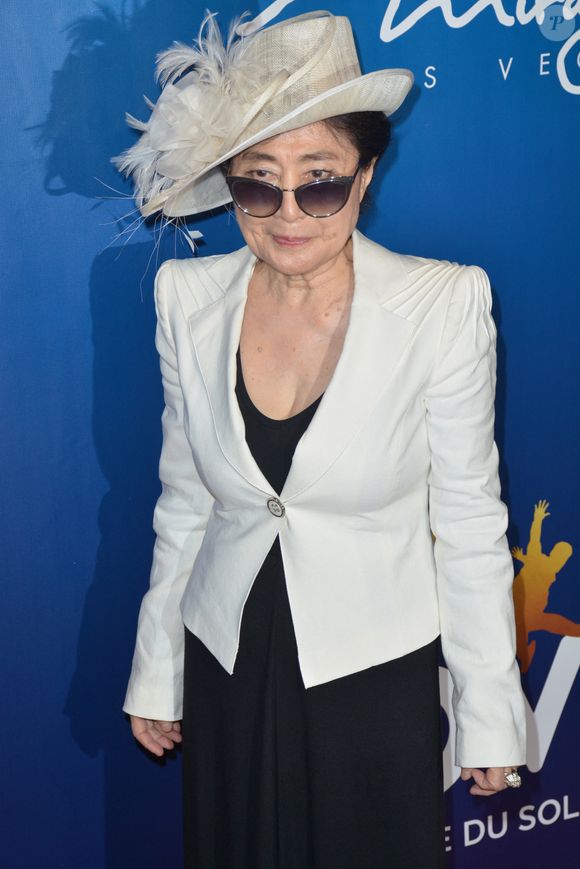 Le gérant a reçu une stricte mise en demeure des avocats de Yoko Ono.

Yoko Ono lors de la soirée d'inauguration de OUE Skyspace à Los Angeles. © Marcel Thomas via ZUMA Wire/Bestimage