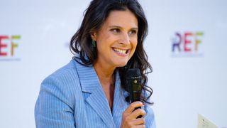 "Il faut avoir un smic culturel" : Apolline de Malherbe a grandi dans ce quartier branché de Paris, avec un père célèbre