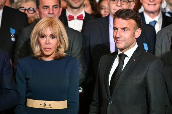 Le président français Emmanuel Macron pose pour une photo avec son épouse Brigitte Macron après avoir récompensé les personnes impliquées dans les restaurations de la cathédrale Notre-Dame de Paris au palais de l'Élysée à Paris le 15 avril 2025. Firas Abdullah/Pool/Bestimage