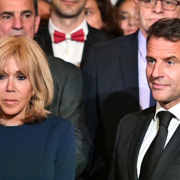 Le président français Emmanuel Macron pose pour une photo avec son épouse Brigitte Macron après avoir récompensé les personnes impliquées dans les restaurations de la cathédrale Notre-Dame de Paris au palais de l'Élysée à Paris le 15 avril 2025. Firas Abdullah/Pool/Bestimage