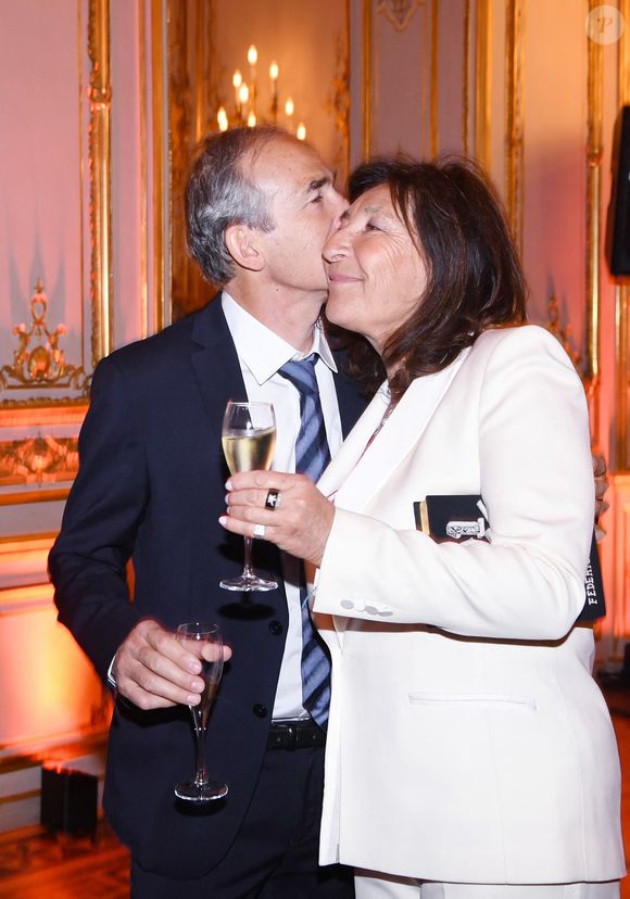 L'occasion pour "Purepeople" de revenir sur les relations internes entre les Kretz, et notamment entre ceux des membres qui sont en couple et qui travaillent ensemble en parallèle.

Exclusif - La famille Kretz : "L'Agence" sur TMC : Olivier et Sandrine Kretz - Soirée de gala des 50 ans de la Fondation Claude Pompidou à l'Hôtel Marcel Dassault à Paris le 12 avril 2022.
Rachid Bellak / LMS / Bestimage