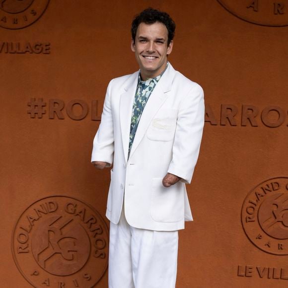 Et que la production explique par "des raisons d'économie".

Théo Curin au village lors des Internationaux de France de Tennis de Roland Garros 2025, à Paris, France, le 8 juin 2025. © Cyril Moreau/Bestimage