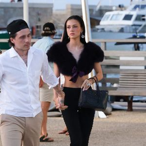 Brooklyn Beckham et Nicola Peltz étaient magnifiques lors de leur sortie à Saint-Tropez, vêtues d'élégantes tenues d'été. Nicola a attiré l'attention avec une mystérieuse bague à la main, suscitant des spéculations parmi les fans. Saint-Tropez, France, le 18 juillet 2025. Photo by Aissaoui Nacer/Splash News/ABACAPRESS.COM