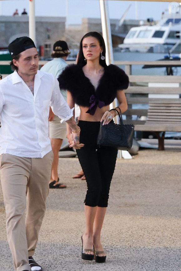Brooklyn Beckham et Nicola Peltz étaient magnifiques lors de leur sortie à Saint-Tropez, vêtues d'élégantes tenues d'été. Nicola a attiré l'attention avec une mystérieuse bague à la main, suscitant des spéculations parmi les fans. Saint-Tropez, France, le 18 juillet 2025. Photo by Aissaoui Nacer/Splash News/ABACAPRESS.COM