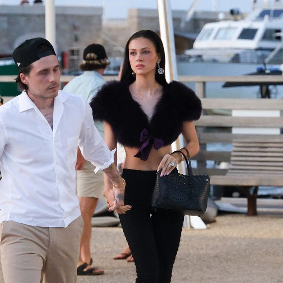 Brooklyn Beckham et Nicola Peltz étaient magnifiques lors de leur sortie à Saint-Tropez, vêtues d'élégantes tenues d'été. Nicola a attiré l'attention avec une mystérieuse bague à la main, suscitant des spéculations parmi les fans. Saint-Tropez, France, le 18 juillet 2025. Photo by Aissaoui Nacer/Splash News/ABACAPRESS.COM