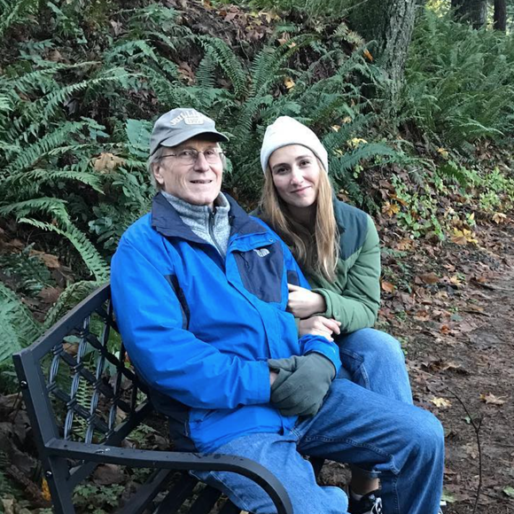 Jeanne Hurt fera une apparition dans le rôle d'Elsa Solana dans l'épisode inédit de Capitaine Marleau. 

Jeanne Hurt et son père, le défunt William Hurt. Instagram