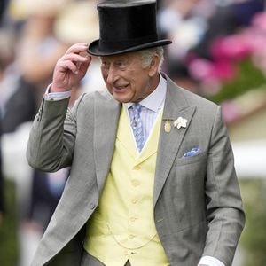 Le roi Charles III arrive lors de la cinquième journée du Royal Ascot à l'hippodrome d'Ascot, dans le Berkshire. ©  PA Photos/ABACA