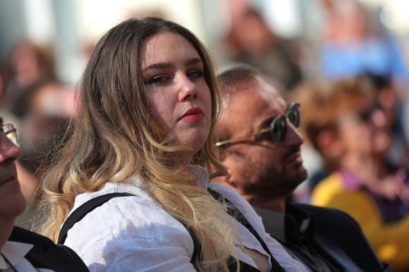Milla Savarese, la fille unique d'E.Dequenne - 300 personnes réunies pour rendre hommage à Emilie Dequenne dans sa ville de Chièvres (Belgique), le 9 avril 2025, quelques semaines après son décès prématuré, survenu le 16 mars 2025. Une plaque commémorative a été installée dans la salle des Pas Perdus de l'hôtel de ville, renommée "Espace Émilie Dequenne". La famille de la comédienne a lancé un appel aux dons pour soutenir la lutte contre le cancer. Photonews / Bestimage