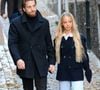 Côté coiffure, la jeune fille affichait jusqu'ici un blond très clair. Mais les décolorations à répétition ont fini par fragiliser sa crinière et il était grand temps de sauver ses longueurs.

Le clan Sarkozy à la sortie du domicile de Nicolas Sarkozy domicile parisien avant son incarcération à la prison de La Santé à Paris, France, le 21 octobre 2025. 

©Bestimage
