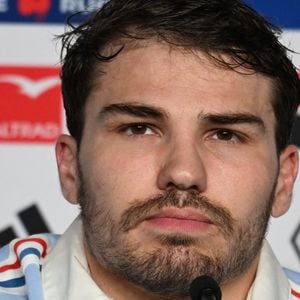Antoine Dupont en conférence de presse à la veille du match de rugby opposant la France à l'Angleterre lors du tournoi des Six Nations au stade de France à Saint-Denis, le 13 mars 2026. 

© Lionel Urman / Bestimage