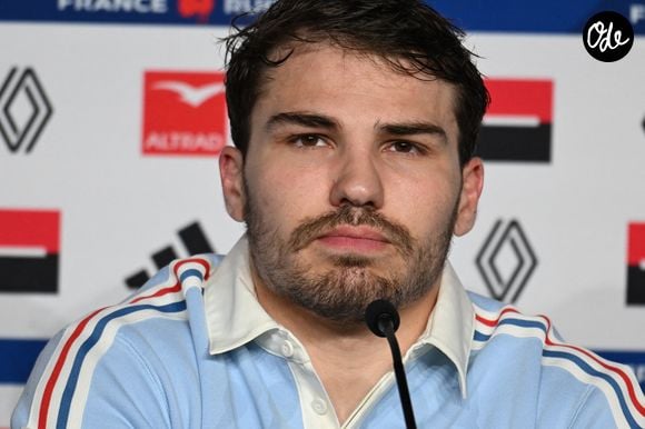 Antoine Dupont en conférence de presse à la veille du match de rugby opposant la France à l'Angleterre lors du tournoi des Six Nations au stade de France à Saint-Denis, le 13 mars 2026. 

© Lionel Urman / Bestimage