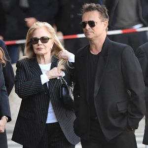 Elle avait pourtant fait ses adieux à la scène en 2024.
Sylvie Vartan et David Hallyday - Obsèques de Nathalie Baye en l'église Saint-Sulpice à Paris le 23 avril 2026. Clement Prioli / Bestimage