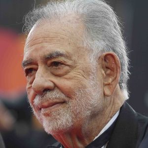 Première étape : il met aux enchères une précieuse collection de montres. Parmi elles, une pièce unique co-conçue avec F.P. Journe, estimée à plus d’un million.

Venise, Italie, 27 août 2025. Francis Ford Coppola arrive sur le tapis rouge pour la cérémonie d’ouverture et la projection-gala du film La Grazia lors du 81ᵉ Festival international du film de Venise, Italie. © Laurent Lairys / PSNEWZ / Bestimage