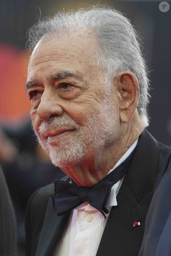 Première étape : il met aux enchères une précieuse collection de montres. Parmi elles, une pièce unique co-conçue avec F.P. Journe, estimée à plus d’un million.

Venise, Italie, 27 août 2025. Francis Ford Coppola arrive sur le tapis rouge pour la cérémonie d’ouverture et la projection-gala du film La Grazia lors du 81ᵉ Festival international du film de Venise, Italie. © Laurent Lairys / PSNEWZ / Bestimage