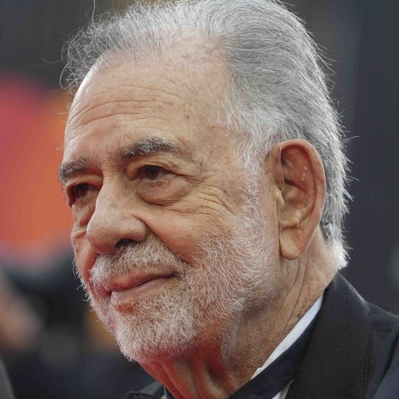 Première étape : il met aux enchères une précieuse collection de montres. Parmi elles, une pièce unique co-conçue avec F.P. Journe, estimée à plus d’un million.

Venise, Italie, 27 août 2025. Francis Ford Coppola arrive sur le tapis rouge pour la cérémonie d’ouverture et la projection-gala du film La Grazia lors du 81ᵉ Festival international du film de Venise, Italie. © Laurent Lairys / PSNEWZ / Bestimage