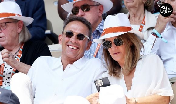 Julien Courbet et sa femme Catherine dans les tribunes des Internationaux de France de tennis de Roland Garros 2023 le 6 juin 2023. 

© Jacovides-Moreau/Bestimage