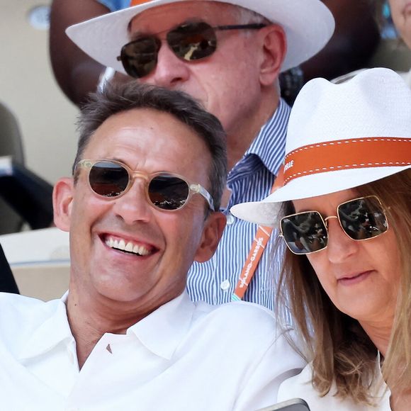Julien Courbet et sa femme Catherine dans les tribunes des Internationaux de France de tennis de Roland Garros 2023 le 6 juin 2023. 

© Jacovides-Moreau/Bestimage