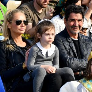 Adriana Karembeu Ohanian, son mari Aram et leur fille Nina durant la première bataille de fleurs du Carnaval de Nice 2022, Roi des Animaux, place Masséna à Nice, le 13 février 2022. © Bruno Bebert/Bestimage