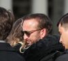 Dans les bras de laquelle il s'est effondré. Elle est l'un de ses piliers et il la considère comme sa propre fille 
Michel Ferracci serre dans ses bras sa belle-fille, Milla Savarese, la fille de la défunte, sous le regard de ses fils Maël et Enzo Ferracci à la sortie des obsèques d'Emilie Dequenne au cimetière Père Lachaise à Paris, France, le 26 mars 2025. © Cyril Moreau/Bestimage
