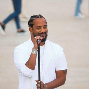 Slimane est un visage incontournable de la scène musicale française depuis sa victoire dans The Voice

Exclusif - Slimane interprète sa nouvelle chanson "Résister" sur le parvis de Notre-Dame à Paris. 
© Christophe Clovis / Bestimage