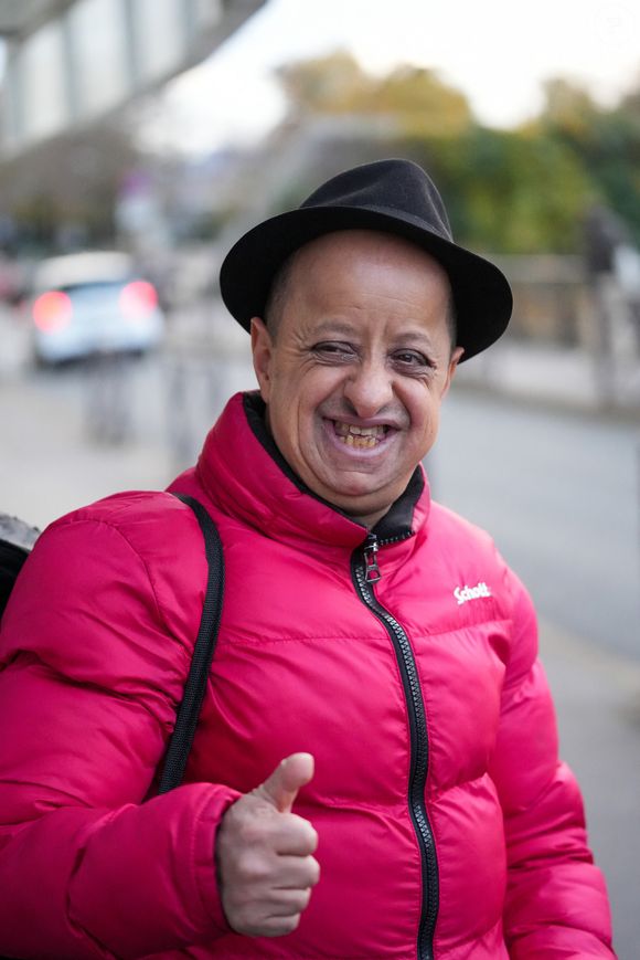 Il explique : "Je suis très pudique sur ma vie privée parce que c'est important pour moi quand je rentre chez moi de ne plus être Booder le comédien, je pose le costume"

Exclusif - Booder - Arrivée des invités à l'enregistrement de "Vivement Dimanche" aux Studios Rive Gauche le 5 novembre 2025.
Cette émission sera diffusée sur France 3 le 30 novembre 2025.
© Anne-Sophie Guebey / Bestimage