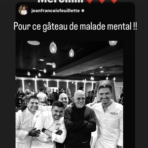 Pascal Obispo pose avec les pâtissiers qui ont confectionné son gâteau pour ses 30 ans de carrière.