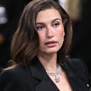 En témoigne l'annonce inattendue faite ce mardi 8 septembre 2026 sur le compte officiel de Rhode, la marque de cosmétiques d'Hailey Bieber.
Hailey Bieber au Metropolitan Museum of Art in New York City lors du Met Gala, le 7 mai 2025.
STARMAX / BESTIMAGE
