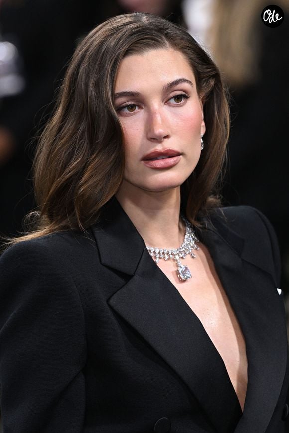 En témoigne l'annonce inattendue faite ce mardi 8 septembre 2026 sur le compte officiel de Rhode, la marque de cosmétiques d'Hailey Bieber. 

Hailey Bieber au Metropolitan Museum of Art in New York City lors du Met Gala, le 7 mai 2025.

STARMAX / BESTIMAGE