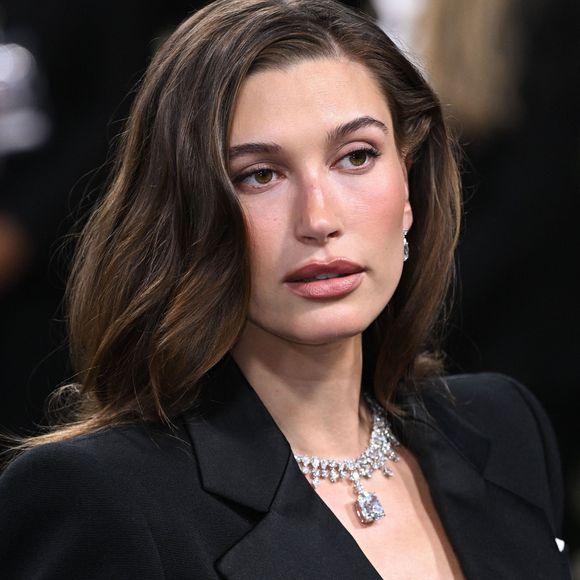 En témoigne l'annonce inattendue faite ce mardi 8 septembre 2026 sur le compte officiel de Rhode, la marque de cosmétiques d'Hailey Bieber. 

Hailey Bieber au Metropolitan Museum of Art in New York City lors du Met Gala, le 7 mai 2025.

STARMAX / BESTIMAGE
