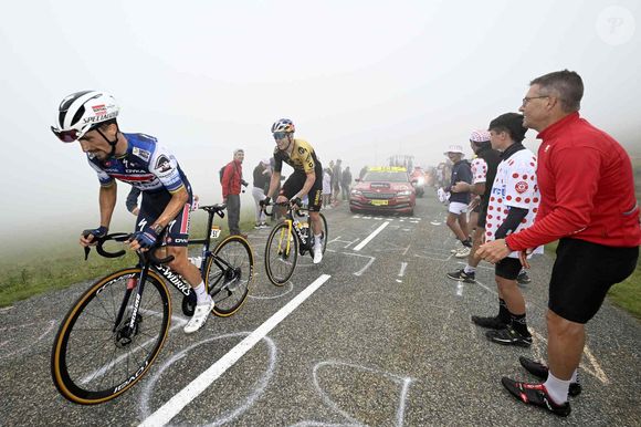 LARUNS, FRANCE - 05 JUILLET : Alaphilippe Julian (FRA) de Soudal - Quick Step et Van Aert Wout (BEL) de Jumbo-Visma lors de l'étape 5 de la 110ème édition du Tour de France 2023, une étape de 165 kms avec départ à Pau et arrivée à Laruns le 05 juillet 2023 à Laruns, France, 05/07/2023 ( Motordriver Kenny Verfaillie - Photo News / Panoramic / Bestimage