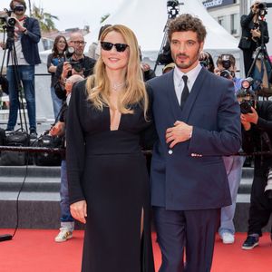 Virginie Efira et son compagnon Niels Schneider - Montée des marches du film " L'inconnue" lors du 79ème Festival International du Film de Cannes, le 18 mai 2026. © Jacovides-Moreau / Bestimage