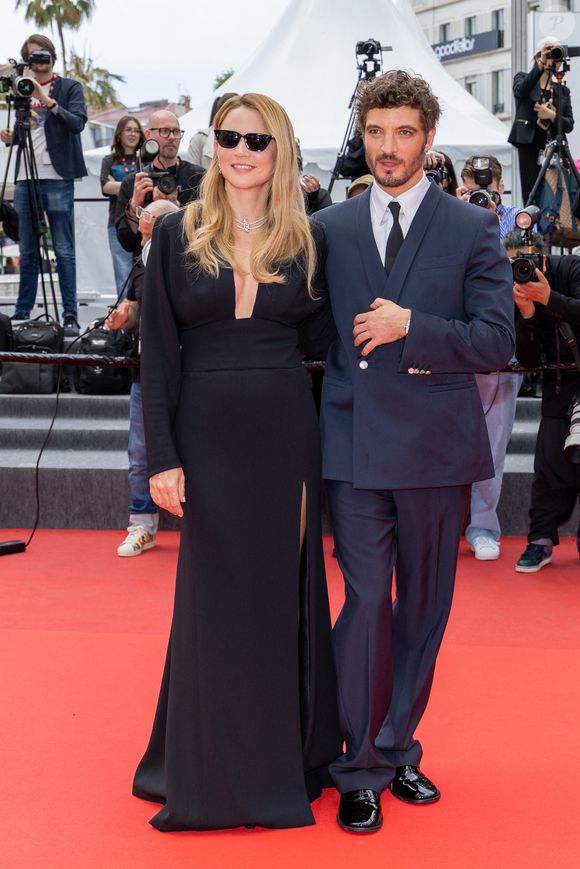 Virginie Efira et son compagnon Niels Schneider - Montée des marches du film " L'inconnue" lors du 79ème Festival International du Film de Cannes, le 18 mai 2026. © Jacovides-Moreau / Bestimage