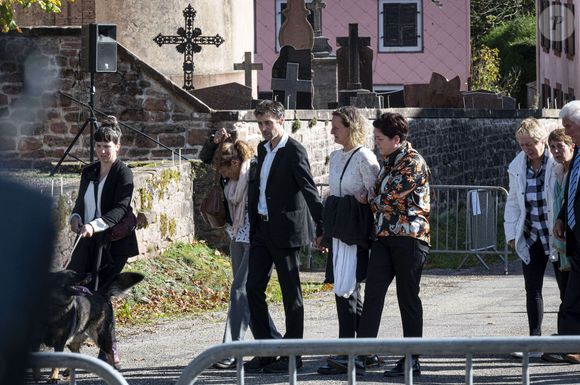 Fanny Groll, la mère de Lina - Obsèques de Lina, l'adolescente de 15 ans disparue le 23 septembre 2023, en l'Eglise Saint-Arnould de Plaine, le 25 octobre 2024. © Elyxandro Cegarra / Panoramic / Bestimage