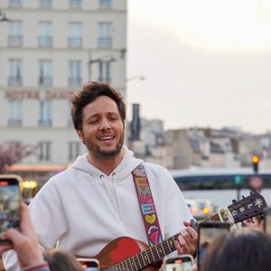 Le chanteur Vianney a improvisé un concert sur le parvis de Notre-Dame de Paris le 8 avril 2025.

© Jack Bussat / Bestimage
