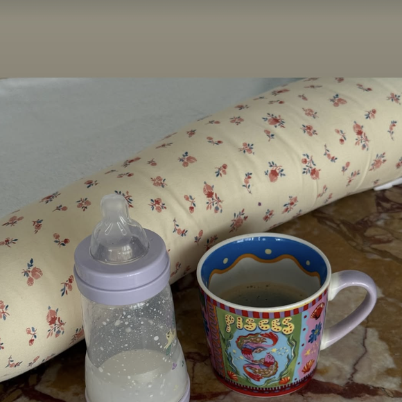 De jolis présents qui ne font pas oublié à Laura sa nouvelle routine de maman ! 

Laura Bensadoun dévoile les jolis cadeaux reçus pour la naissance de sa petite Romy, fruit de ses amours avec Alain-Fabien Delon. Le 12 mai 2025 via Instagram @laubsd